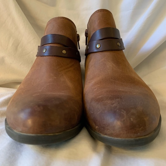 Clarks brown burnished leather "Addiy Zoie' ankle boots with strap accent - Picture 4 of 10